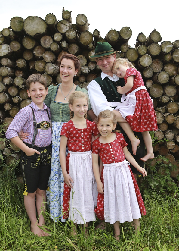 Familie auf dem Bauernhof demeter Sommer Rosenheim